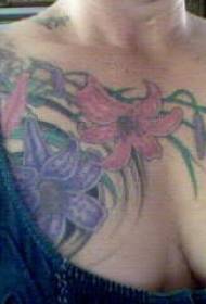 prsa velika hrpa cvjetni uzorak tetovaža u boji