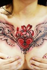 Sieviešu krūtīs izskatīgs sirds formas tetovējums
