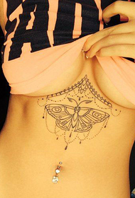 modeli i bukur i tatuazheve në flutur në gjoks