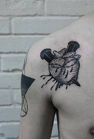 Slika tetovaže bodeža ličnosti muškaraca na prsima