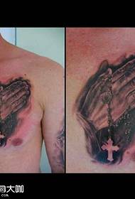 disegno del tatuaggio mano croce sul petto