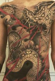 patrón de tatuaje de dragón malvado dominante grande en el pecho