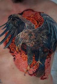 從胸火逃脫的鷹紋身圖案