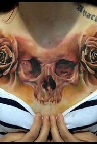 bröstet realistisk färg ros med skalle tatuering mönster