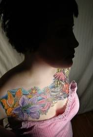 un buchet colorat de flori model tatuaj piept