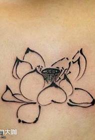 patrón de tatuaje de loto en el pecho