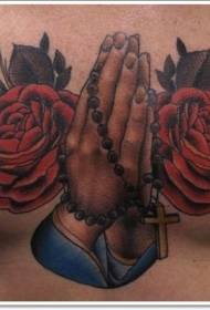 Рацете насликани со молитвени раце со шема на тетоважа од роза