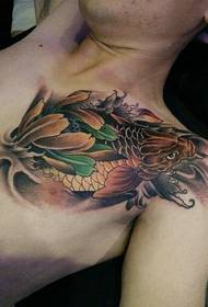 tatuaggio di calamari d'oro sul petto dell'uomo