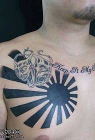 model de tatuaj scrisoare totem cu piept soarelui