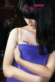 女の子の胸ゴシックタトゥー画像