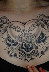 ljepotica na prsima koja nosi tetoviranu srce