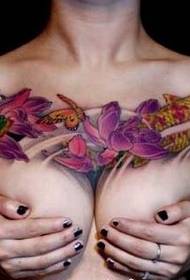 frumusețe tatuaj piept fluture zboară în poza flori