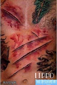 Zamišljen alternativni uzorak tetovaže za grudi