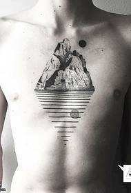 uma tatuagem de montanha no peito