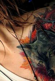 non-mainstream girl chest domineering classic wolf head tattoo picture