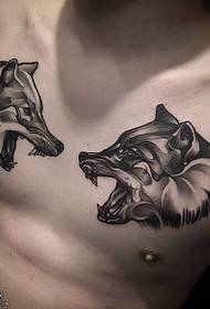 twee wolf tatoeëermerke op die bors