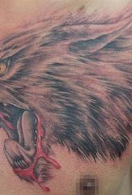 снимка мъжки гърдите свирепа татуировка на главата на вълк