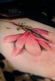 ryškus gražus gėlių tatuiruotės modelis