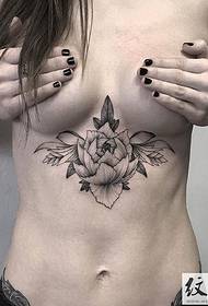 piękne i seksowne Współistniejące tatuaże klatki piersiowej i klatki piersiowej