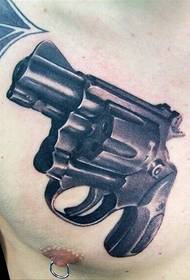 Göğsünde güçlü tabanca dövme resmi