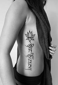 Ang mga gilid ng baywang ng Ms. maganda at naka-istilong pattern ng tattoo ng Sanskrit