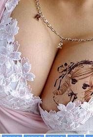 mooie mooie vrouw verleidelijke grote borsten mooi klein meisje tattoo foto