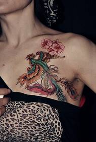 Kobieta w klatce piersiowej piękny tatuaż feniksa ognia