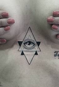 triangulärt tatueringsmönster på bröstet