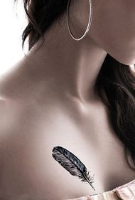 ljepota na prsima jednostavna pero tetovaža