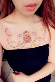 여자 가슴 아름다운 리본 문신 패턴 Daquan