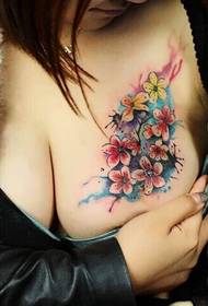 груди секси цветна тетоважа