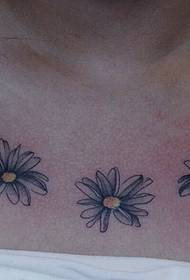 女孩胸部上有一串花香的個性醒目的紋身