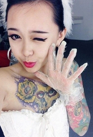 aranyos menyasszony Taro tetoválás a mellén