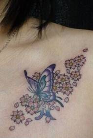 női mellkasi pillangó és virág tetoválás