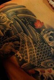 классическая мужская грудь тату с кальмаром
