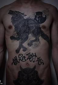 patró de tatuatge de llop al pit