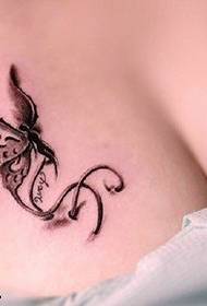 gražus kerintis drugelio tatuiruotės raštas ant krūtinės