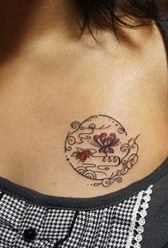 patrón de tatuaxe de flor de peito feminino