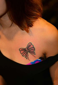 skjønnhet bryst rosa liten bue tatovering