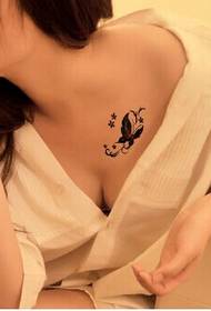 सुंदर सुंदर स्तन मादक ताजे फुलपाखरू टॅटू चित्र
