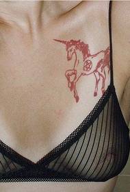 imagen de patrón de tatuaje de unicornio de color de pecho