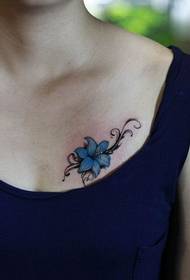 klart friskt blomsterbryst tatoveringsmønster bilde bilde