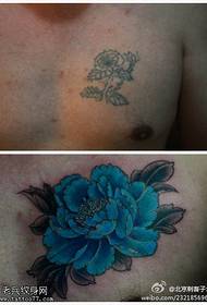 Patrón de tatuaje de flor encantadora azul