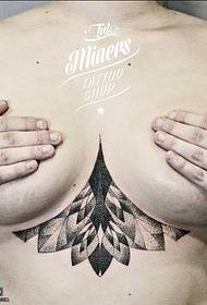 Mimi sous le motif de tatouage de lotus