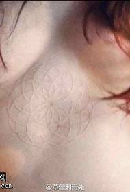 胸部荧光网纹身图案