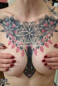 胸の入れ墨のタトゥーパターン