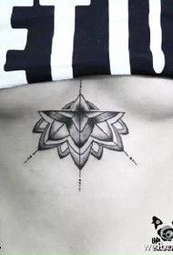 patrón de tatuaxe de loto baixo o peito