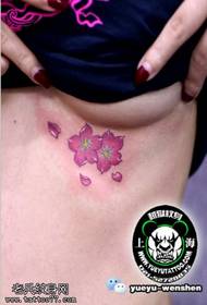 patrón de tatuaje de cereza sexy en el pecho