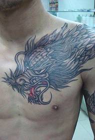 vyrų krūtinė per petį drakono tatuiruotė