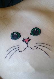 grožio krūtinė ant katės tatuiruotės paveikslėlio
